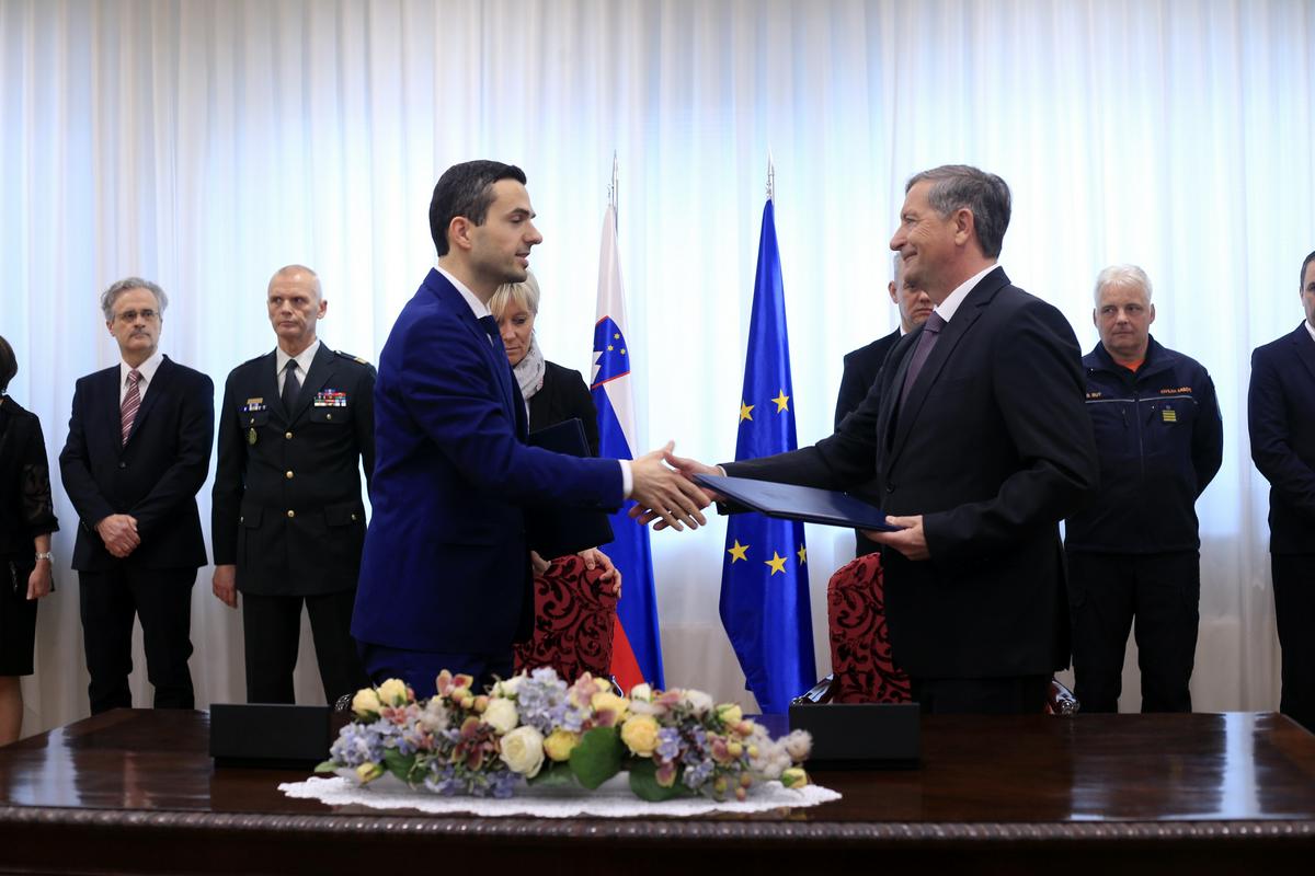 Rokovanje odhajajočega ministra za obrambo Karla Erjavca in novega ministra Mateja Tonina. Foto: BoBo