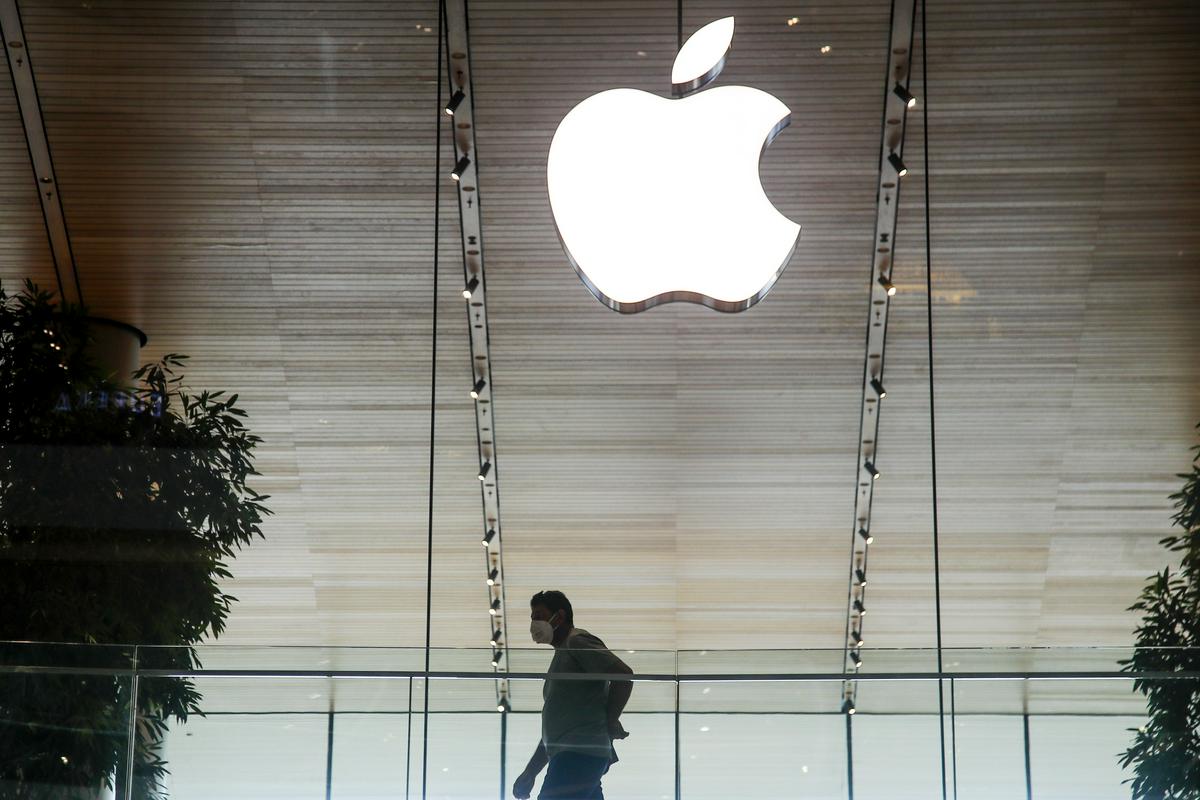 Apple bo na svojih telefonih dovolil neprekinjeno delovanje le za svojo sledilno aplikacijo. Foto: EPA