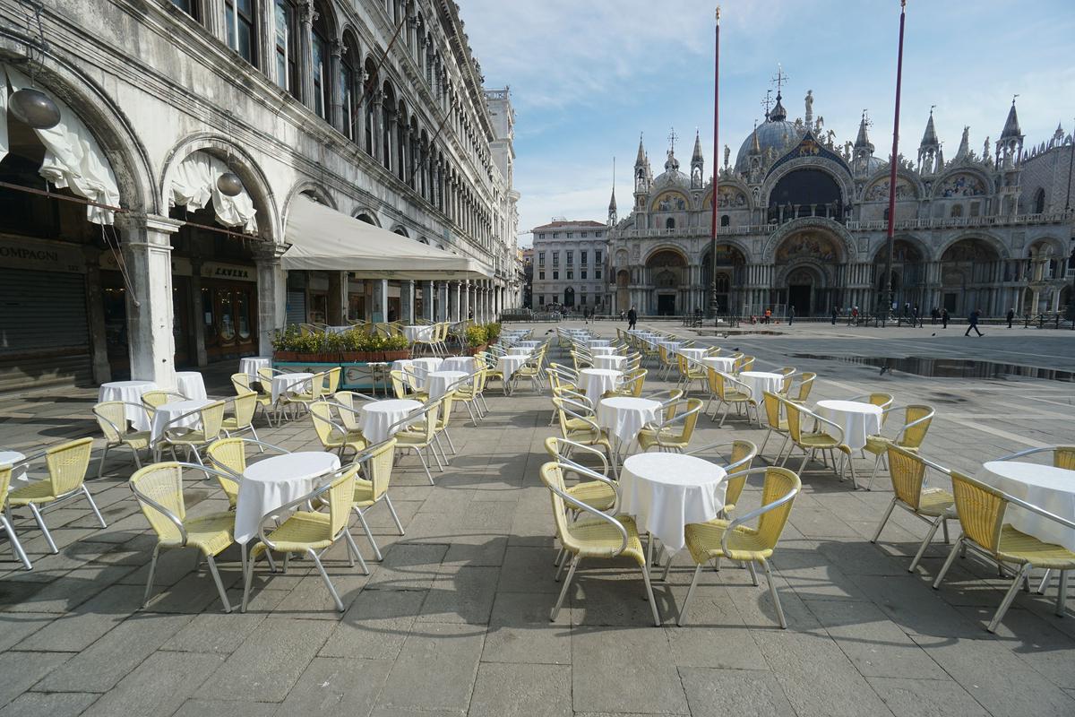 Lokal na trgu sv. Marka v praznih Benetkah. Foto: AP