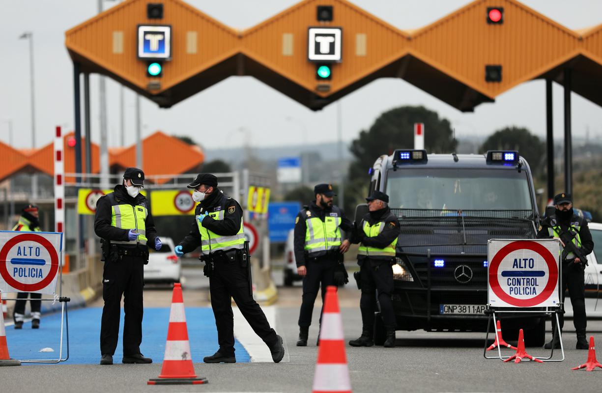 Španija je zaprla svoje meje. Nadzor na mejnem prehodu s Francijo v kraju La Jonquera. Foto: Reuters