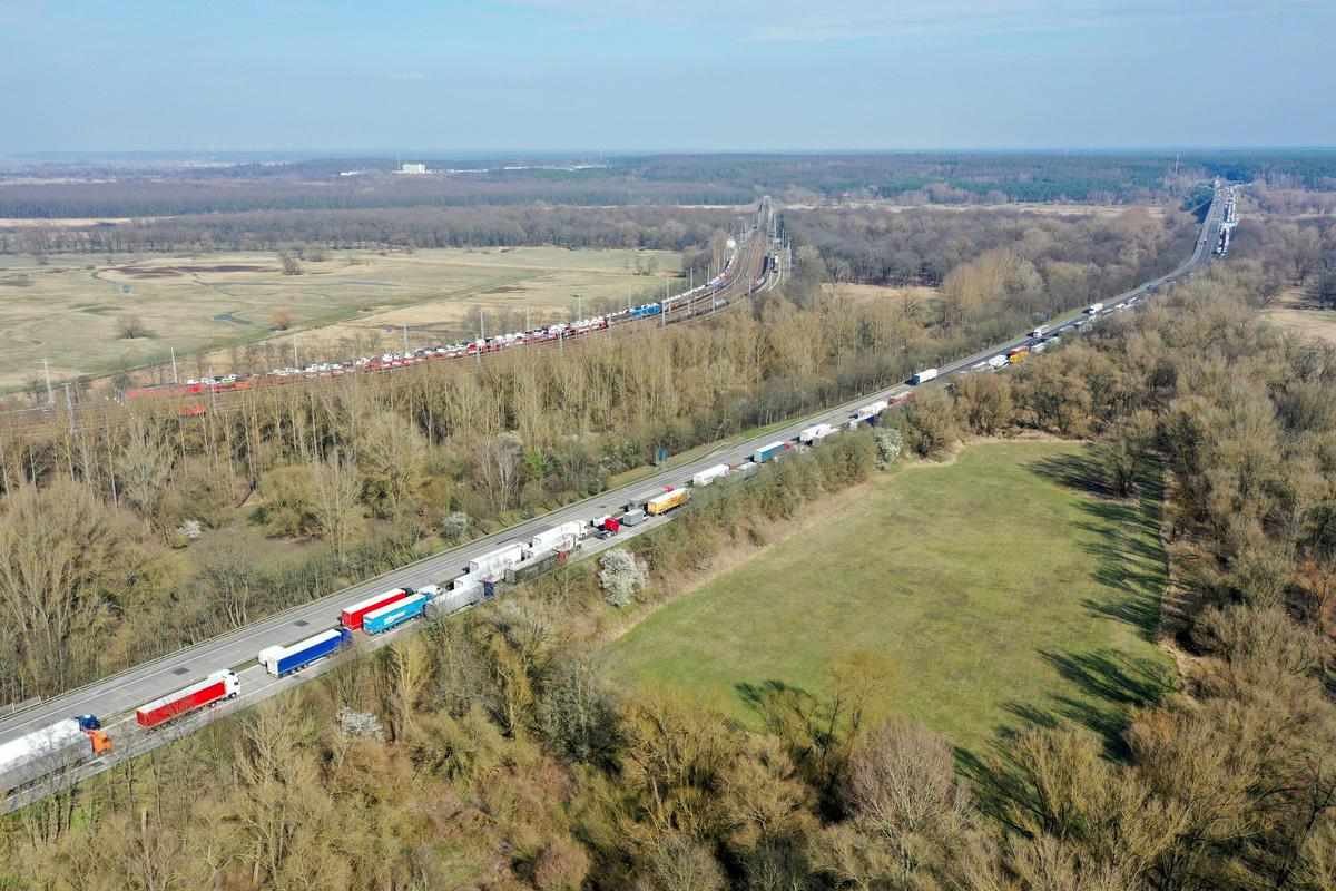 Kolone tovornjakov na nemško-poljski meji pri kraju Frankfurt na Odri. Foto: EPA
