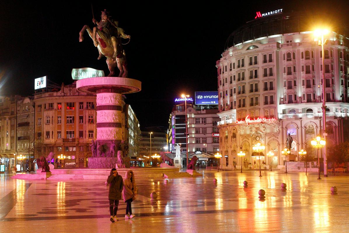 V središču Skopja od leta 2011 stoji 28 metrov visok bronast kip Aleksandra Velikega. Foto: Reuters