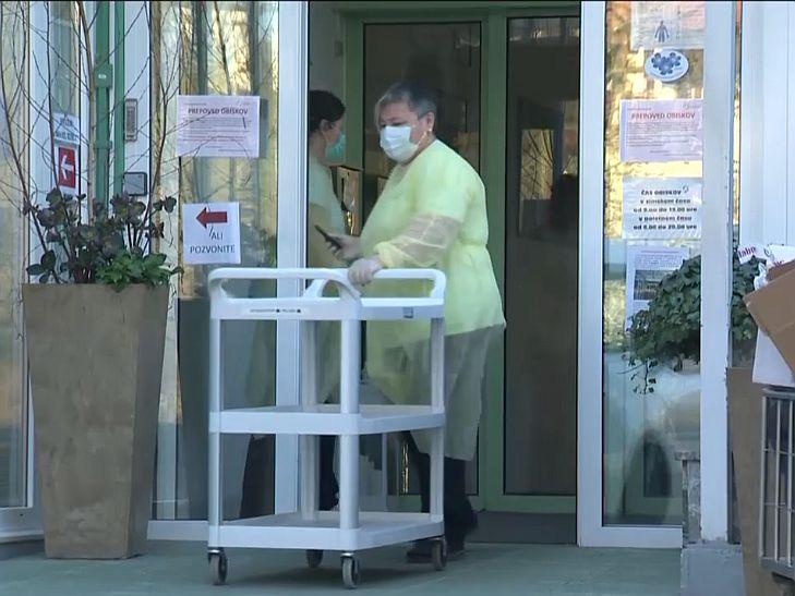 Ekipa celjske bolnišnice je opravila pregled vseh oskrbovancev doma v Šmarju in izdelala zdravniško mnenje glede morebitnega potrebnega zdravljenja v bolnišnici. Foto: Televizija Slovenija