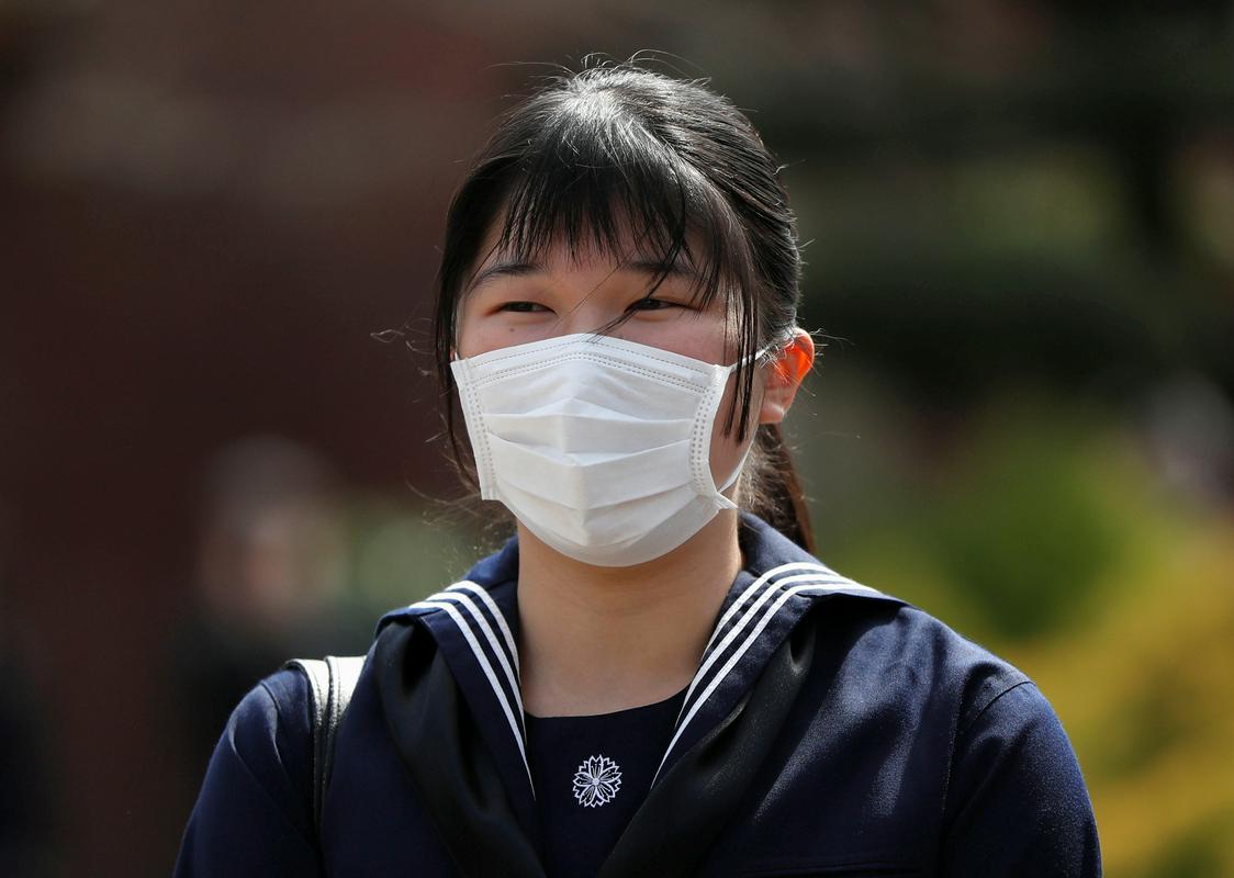 Na Japonskem so zaščitne maske že tako stalnica. Foto: Reuters