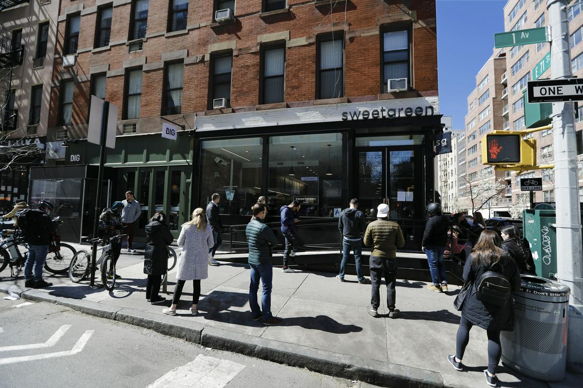 Newyorčani čakajo na nakup hrane. Foto: EPA