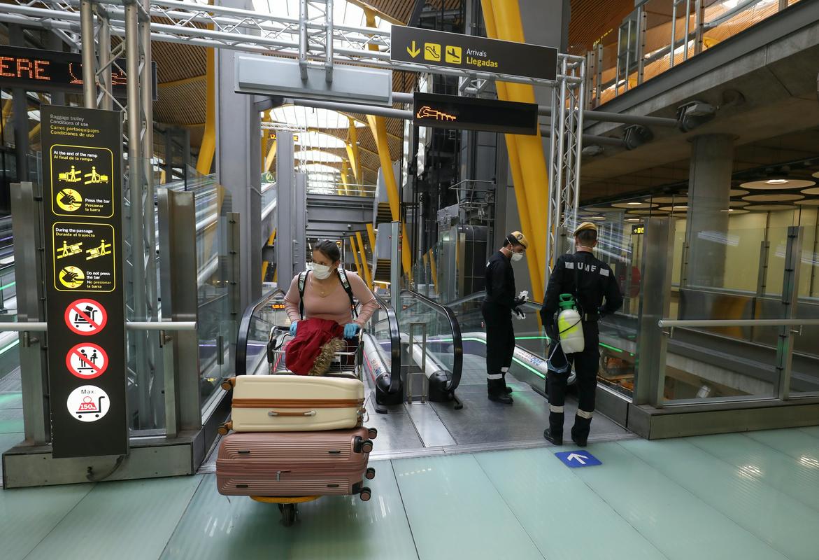 45 slovenskih državljanov se bo na humanitarni polet na madridskem letališču vkrcalo zvečer. Foto: Reuters