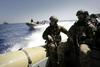 EU začel izvajati operacijo za nadzor embarga na izvoz orožja v Libijo