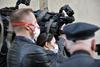 Društvo novinarjev obsodilo napade na ekipe Televizije Slovenija