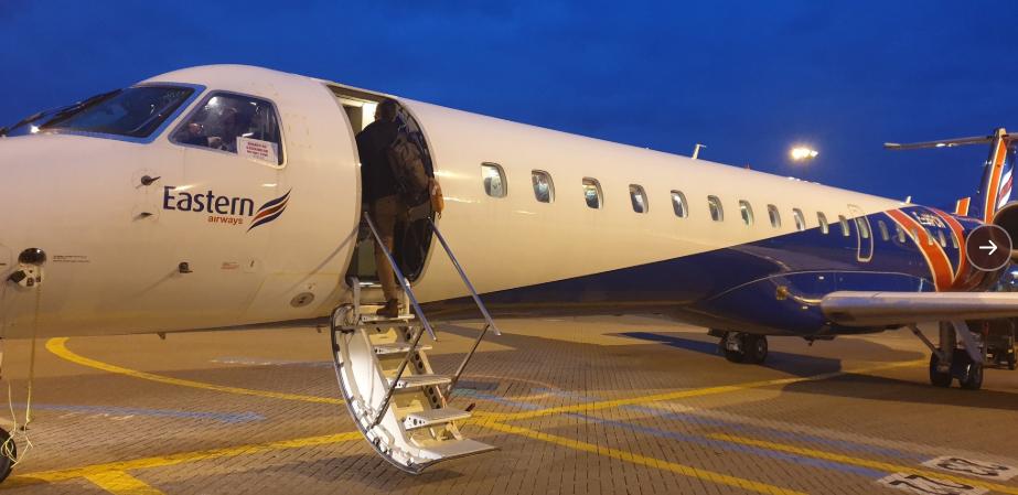 Na Brniku je v sredo zvečer pristalo tudi letalo iz Helsinkov, ki je prek Københavna pripeljalo 45 potnikov iz Slovenije, Hrvaške, Madžarske in Italije. Foto: Twitter/SLOEmbassyCPH