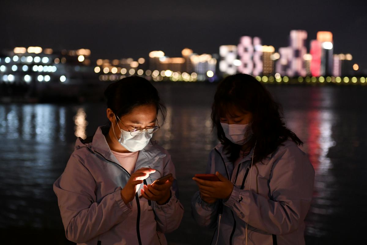 Bruselj odgovarja Južni Koreji in Kitajski - tudi evropske države bodo uporabljale aplikacijo za beleženje stikov med uporabniki telefonov, da bodo ob okužbi posameznika lahko obvestile ljudi, s katerimi je bil v stiku.  Foto: Reuters