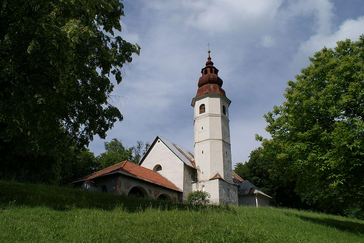 Vinico in Dragatuš povezuje Župančičeva spominska pot, ki vodi tudi mimo cerkve na Žežlju. Foto: MMC RTV SLO