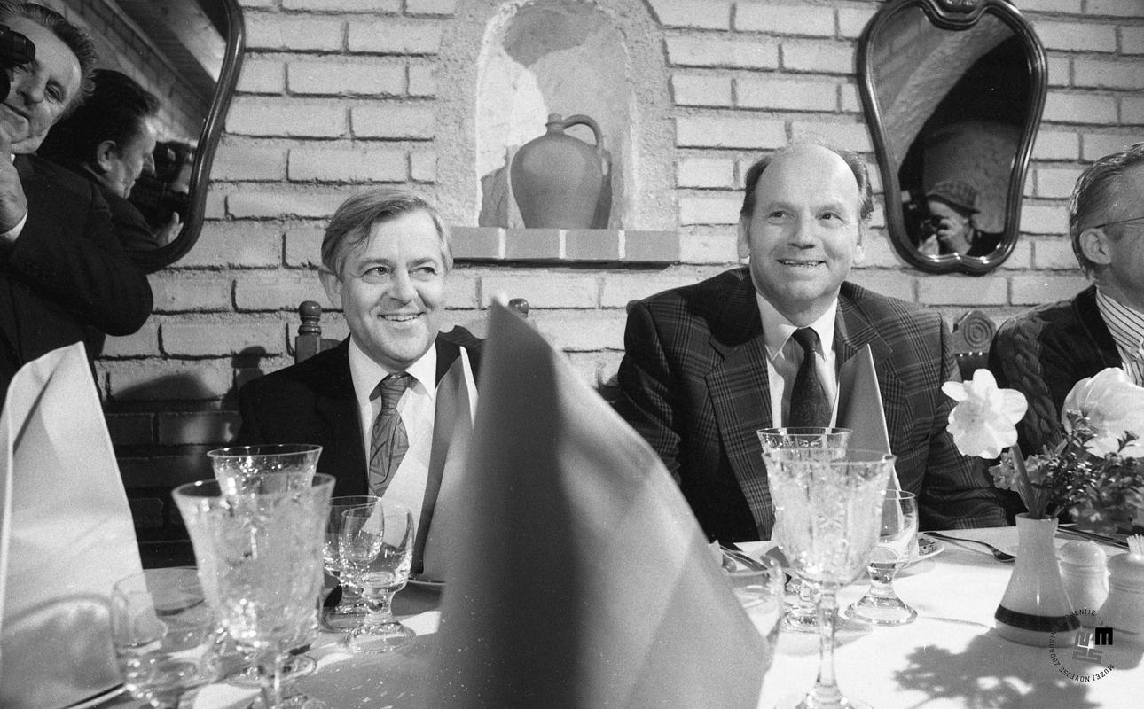 Jože Pučnik in Milan Kučan pred volitvami za predsednika predsedstva leta 1990. Foto: Nace Bizilj/hrani Muzej novejše zgodovine Slovenije