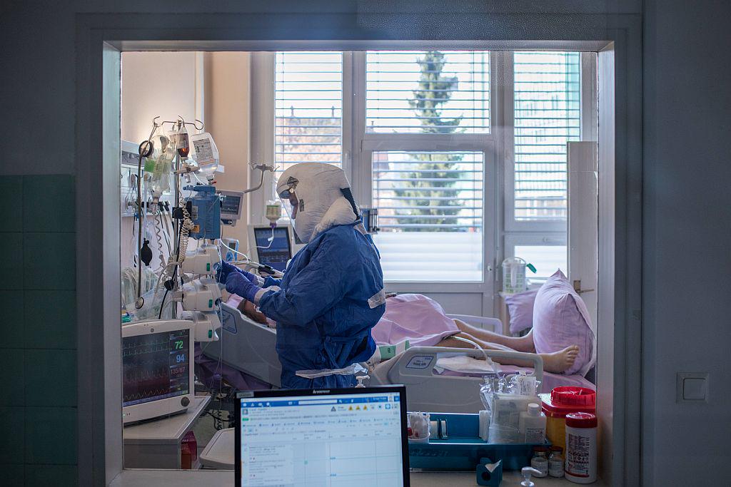 Med vsemi bolniki s covidom-19, ki potrebujejo zdravljenje v slovenskih bolnišnicah, je po navedbah ministra za zdravje 71 odstotkov necepljenih. Foto: UKC Ljubljana/Matej Povše