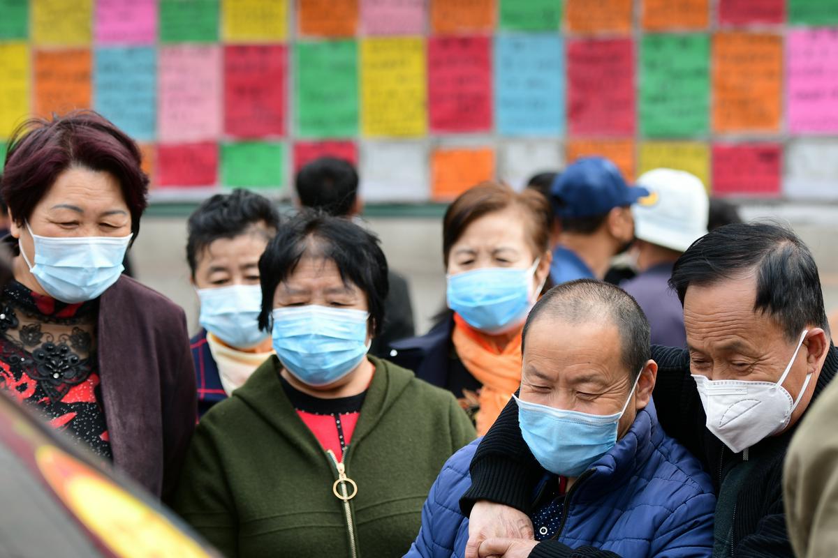 Kitajska je zajezila širjenje novega koronavirusa po državi, spoprijema pa se z vnosom okužb iz tujine in t. i. tihimi prenašalci virusa. Foto: Reuters