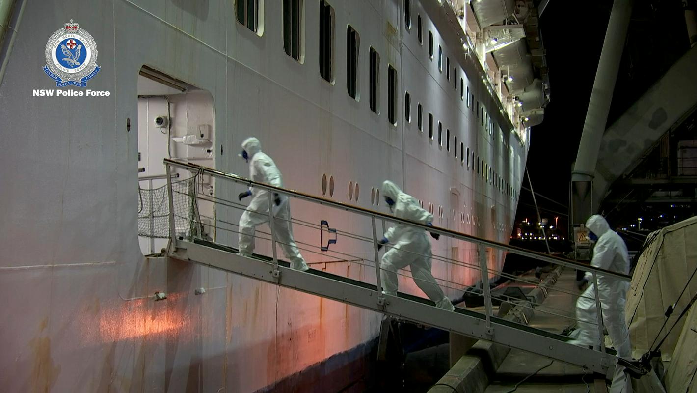 V Avstraliji preiskujejo, kako je prišlo do izkrcanja potnikov z ladje Ruby Princess, čeprav je nekaj dni pred tem začela veljati prepoved vplutja ladij za križarjenje v pristanišče. Foto: Reuters