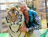 Oboževalci prosijo Trumpa, naj pomilosti Joeja Exotica iz TV-serije o kralju tigrov