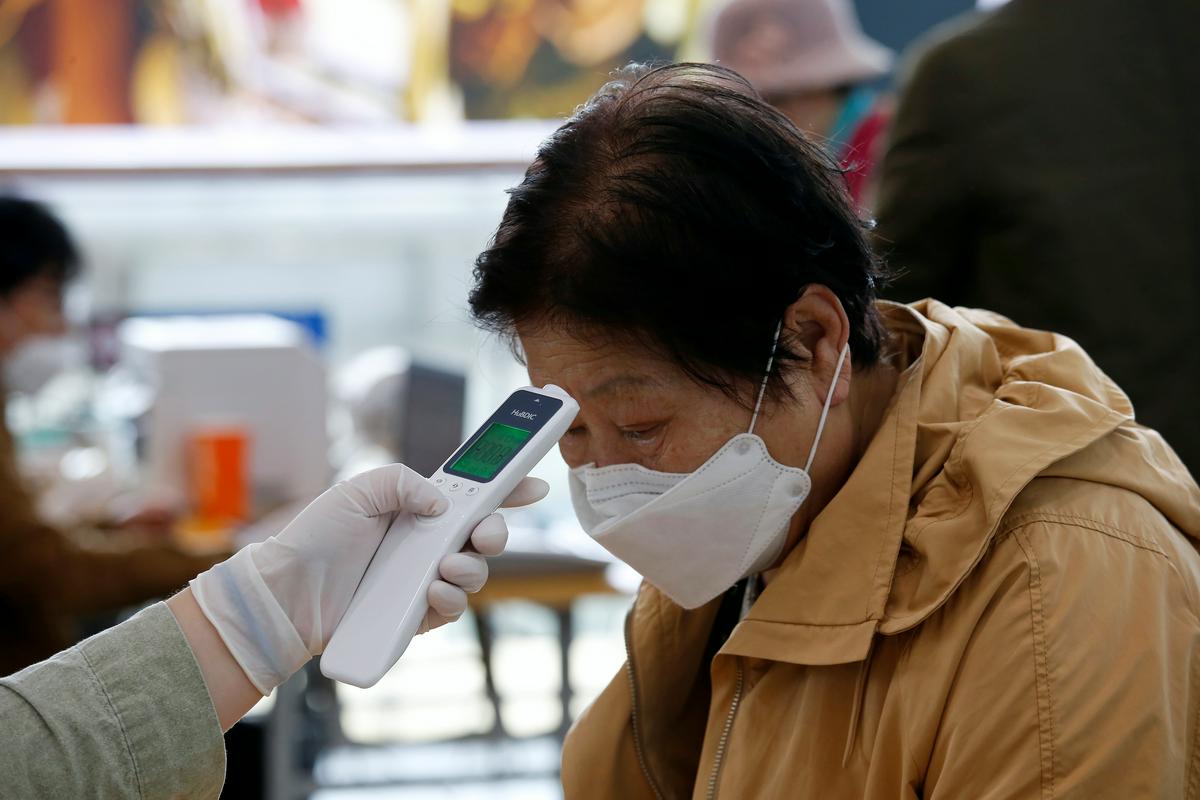Na vzhodu so se hitreje prilagodili prihodu virusa. Foto: Reuters