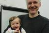 Julian Assange na veleposlaništvu spočel dva otroka