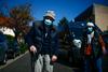 98-letnega zdravnika, najstarejšega v Franciji, tudi pandemija ne ustavi