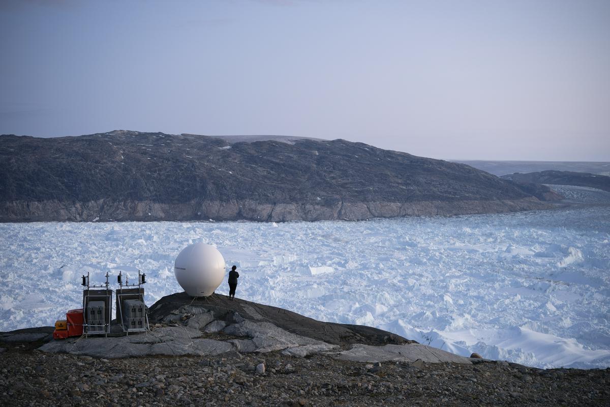 Med lanskim rekordno toplim poletjem na Grenlandiji so ocenjevali, da se bo v letu 2019 stajalo za 440 milijard ton vode, a zdaj so izračuni pokazali, da se je stajalo skoraj še za 50 odstkotkov več ledu. Foto: AP