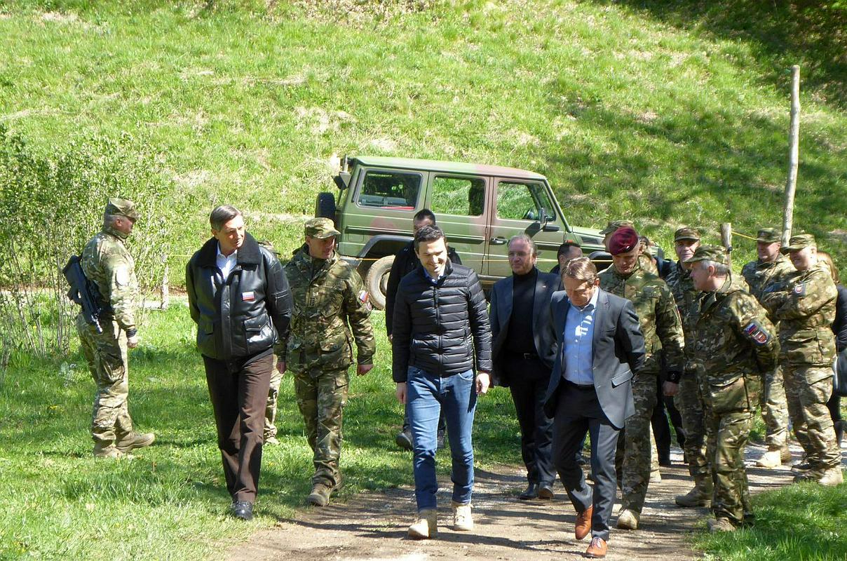 Notranji minister Hojs, obrambni minister Tonin in predsednik Pahor so bili ob fotografijah obiska mejnega območja ob Kolpi, ko se niso držali ustrezne razdalje, deležni zgražanja. Hojs je dejal, da so se za dejanje opravičili, in izrazil pričakovanje, da bodo protestniki, ki bodo identificirani na fotografijah, ustrezno obravnavani. Foto: Twitter/MORS