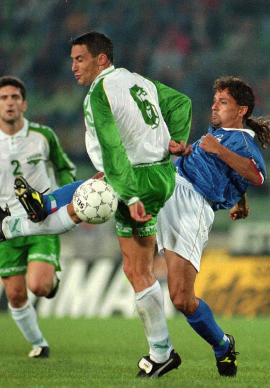 Največji italijanski zvezdnik SP-ja 1994 v ZDA Roberto Baggio (ob njem Aleš Čeh in Marinko Galič) v Mariboru zaradi poškodbe ni igral, se je pa s Slovenci srečal leto pozneje v Vidmu, ko so azzurri z zadetkom Fabrizia Ravanellija v 13. minuti zmagali z 1:0. Foto: AP