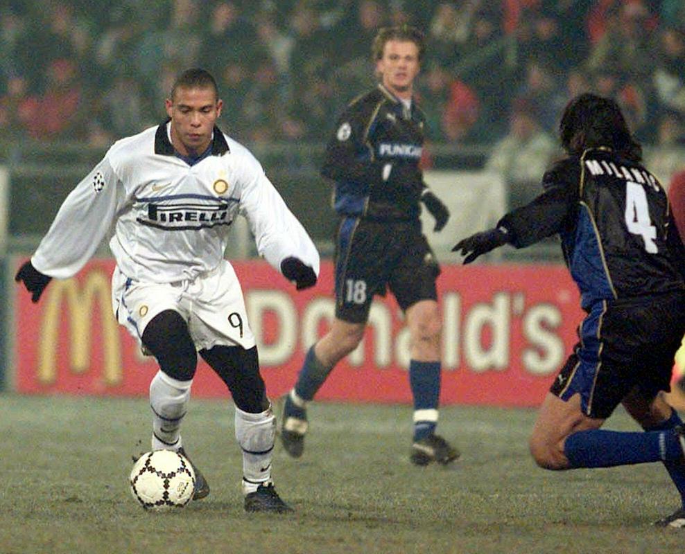 Milanič (desno) je s Sturmom dvakrat igral v skupinskem delu Lige prvakov, v sezonah 1998/99 in 1999/2000. Decembra 1998 je v Gradcu gostoval Inter s slovitim Brazilcem Ronaldom. Foto: AP