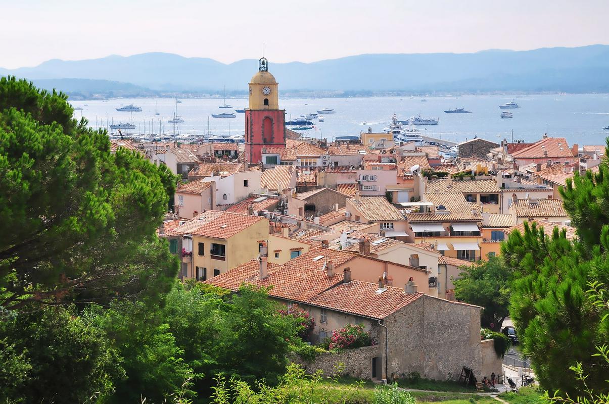 Pogled na St. Tropez in Azurno obalo. Foto: Pixabay