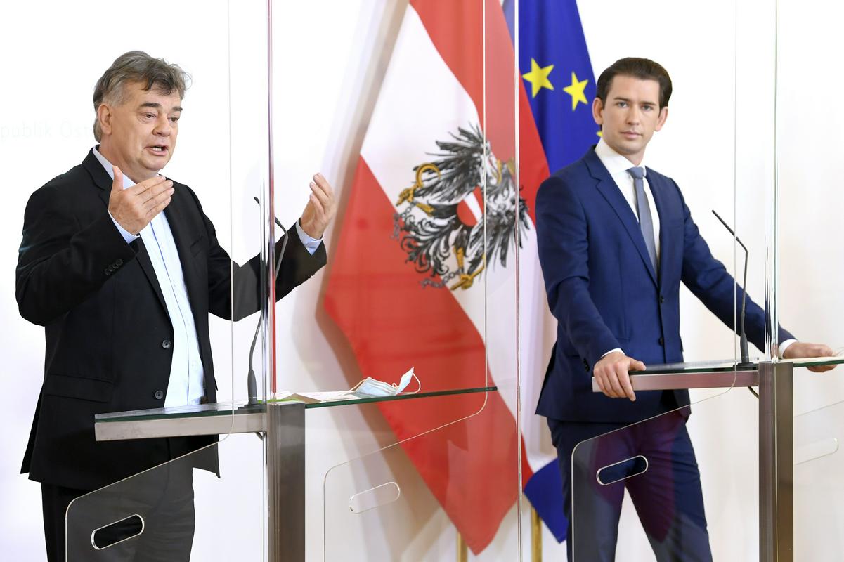 Avstrijska kancler Sebastian Kurz (desno) in podkancler Werner Kogler na novinarski konferenci na Dunaju. Od sredine marca so lahko Avstrijci zapustili svoje domove le ob utemeljenem razlogu, kot je nakup živil. Sedanja omejitev gibanja se izteče 30. aprila. Foto: Reuters
