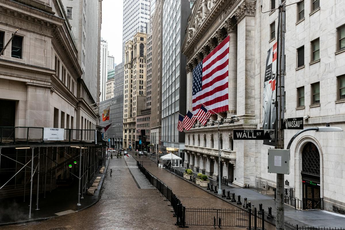 Marca je newyorški delniški trg (in podobno velja za vse razvite borze) z rekordno hitrostjo zdrsnil v medvedje območje, indeks S&P 500 je bil na vrhuncu panike od rekorda (z 19. februarja) oddaljen že 34 odstotkov, trenutno pa je le 16 odstotkov pod rekordom. Foto: Reuters
