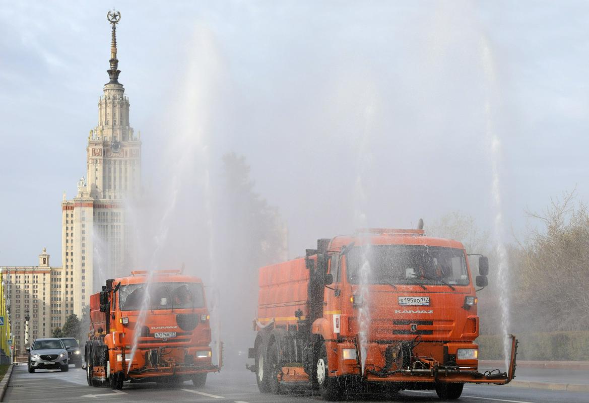 Razkuževanje ulic v Moskvi, ki je središče epidemije v Rusiji. Foto: EPA