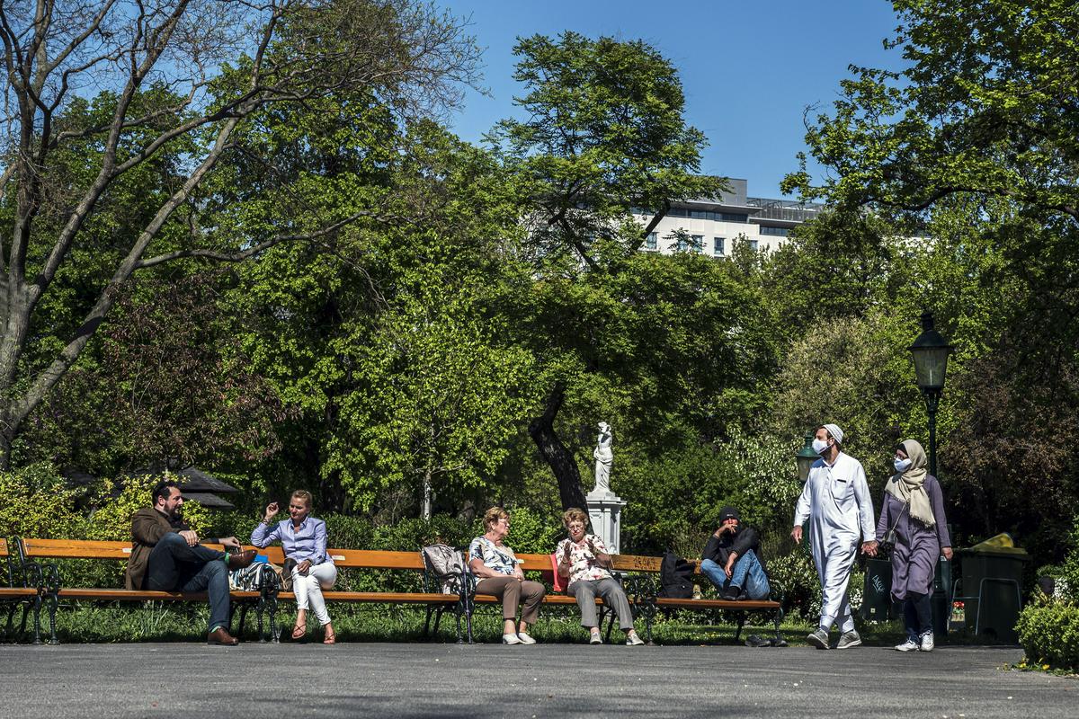 Dunajčani uživajo v sončnem spomladanskem vremenu v mestnem parku. Foto: EPA