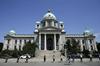 Srbija: Večina opozicije bojkotirala sejo parlamenta, napovedano rahljanje ukrepov