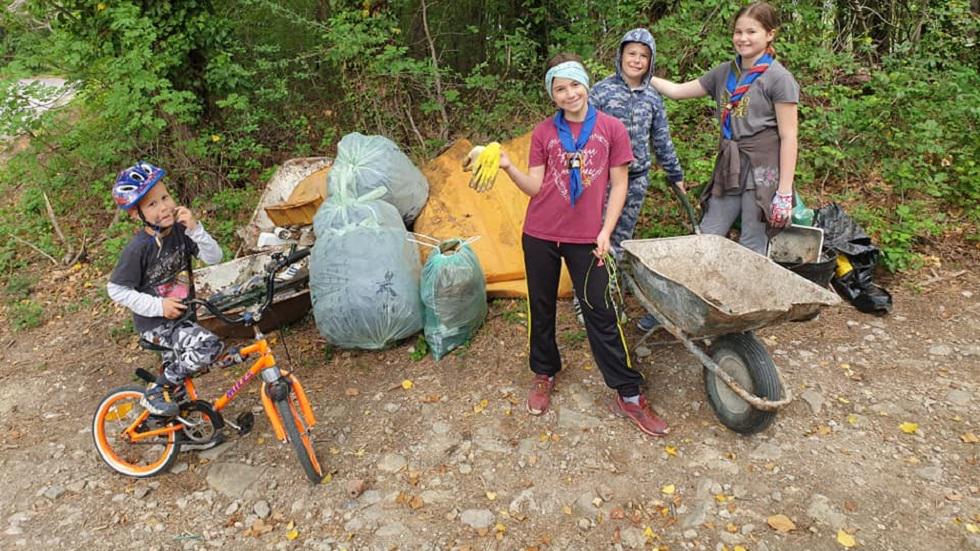 Zoja, Julija, Tobia in Noa so imeli čistilno akcijo blizu svojega doma, v gozdu na Plavjah. Foto: Gaja Žnidaršič