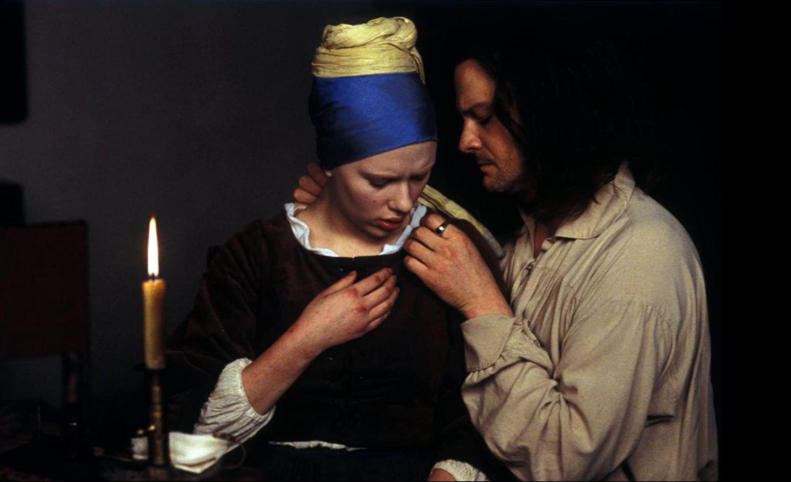 V filmu Dekle z bisernim uhanom iz leta 2003 je predpostavljeno, da je Vermeerju (Colin Firth) za sliko pozirala hišna pomočnica (Scarlett Johansson). Foto: IMDb
