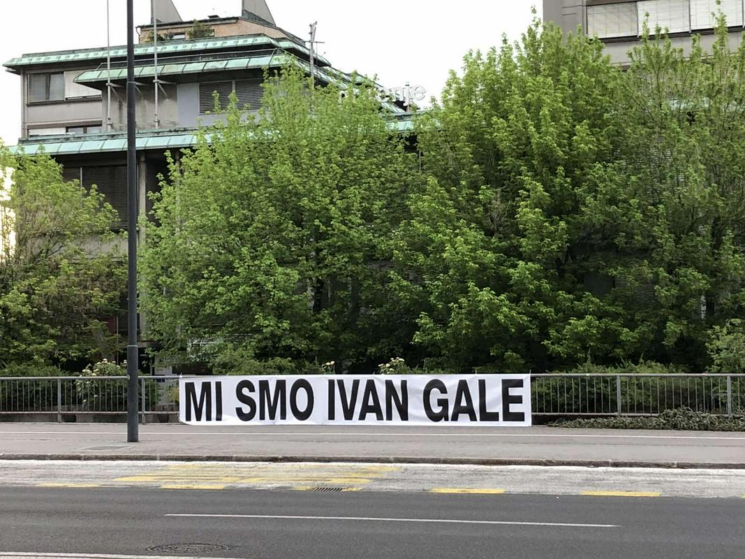 V Ljubljani je nekdo natisnil in javno izpostavil ta napis. Foto: MMC RTV SLO