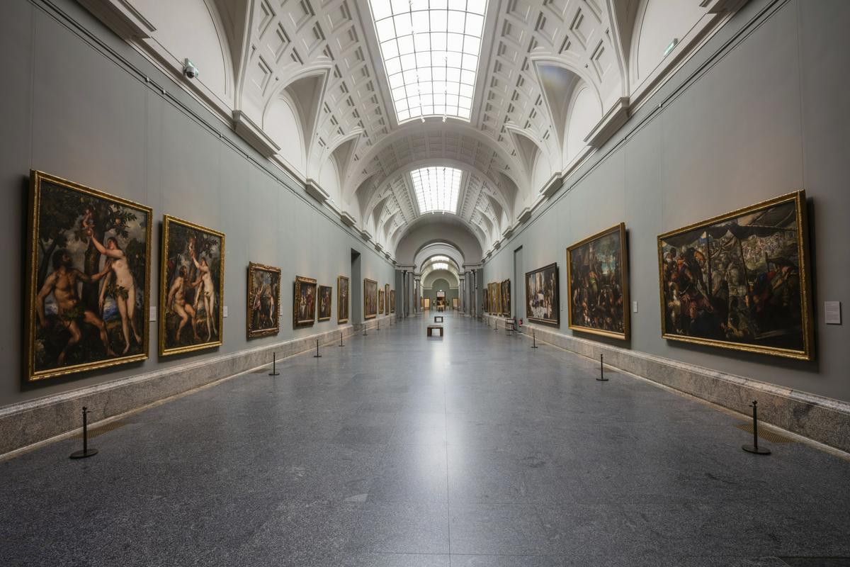 Med več kot 1000 slikami v stalni zbirki madridskega muzeja Prado (na posnetku) so jih le šest naslikale ženske, med 60 evropskimi avtorji, katerih dela so se na dražbah po svetu v zadnjih 20 letih prodajala po najvišjih cenah, pa je le ena ženska in še ta je večino kariere bivala v ZDA. To je le del dejstev, na katera opozarja mednarodni projekt. Foto: AP