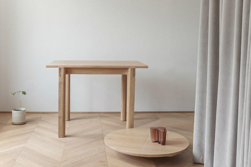 Miza III se lahko sestavi oziroma razstavi na dve različni površini: jedilno mizo za štiri ljudi in nizko kavno mizico ... Foto: Studio Aino
