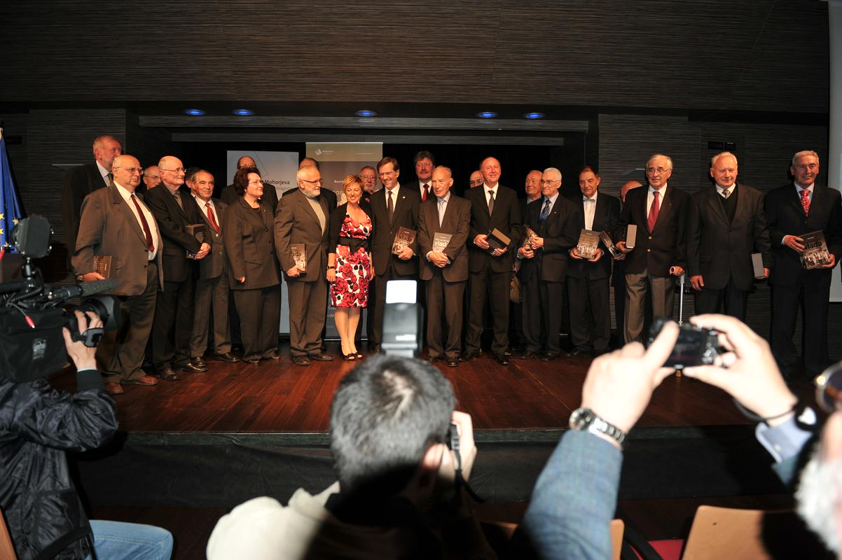 Rosvita Pesek s člani Peterletove vlade na predstavitvi njene knjige Osamosvojitvena vlada. Foto: Osebni arhiv/Rosvita Pesek