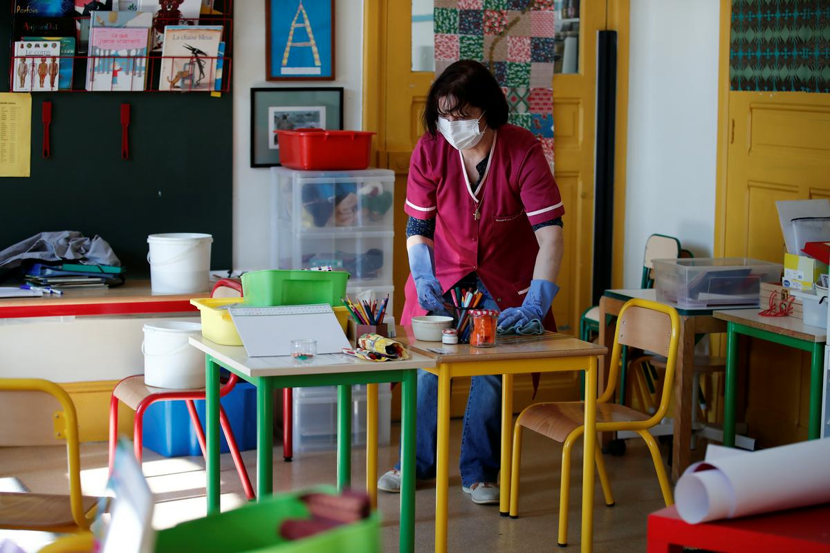 V Svizu so prepričani, da je za zaščito pred prekinjanjem in ustavljanjem vzgojno-izobraževalnega procesa nujna kadrovska okrepitev šol in vrtcev. Foto: Reuters