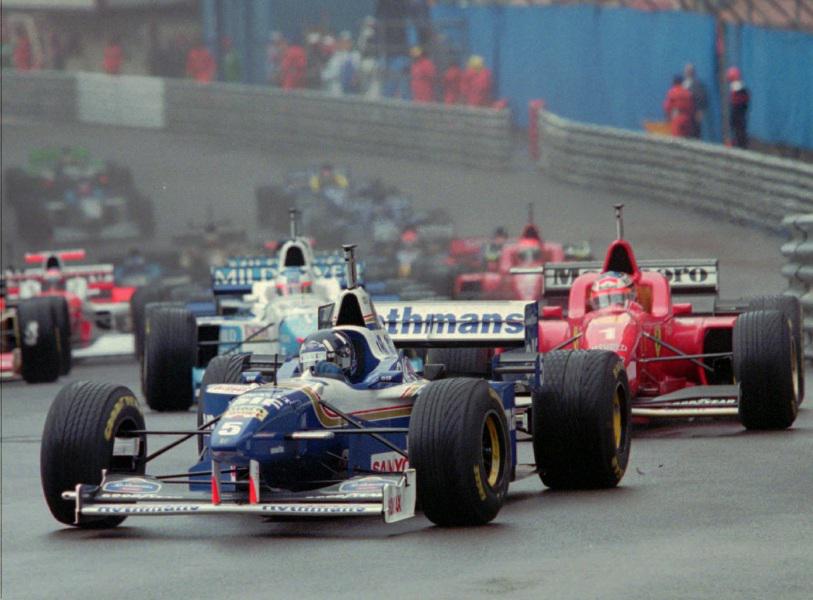 Damon Hill je že pred prvim zavojem dirke s svojim williamsom FW18 švignil mimo Michaela Schumacherja. Britanec, ki v karieri nikoli ni dobil dirke v kneževini, je sreča obrnila hrbet v 40. krogu, ko mu je v slovitem predoru razneslo Renaultov pogonski sklop. Čeprav je bil po dirki praktično neutolažljiv, je imel tistega leta veliko razlogov za veselje. Osemkrat je zmagal in se po koncu sezone veselil naslova svetovnega prvaka - naslova, ki se mu je leta 1994 nesrečno izmuznil za pičlo točko. Foto: AP