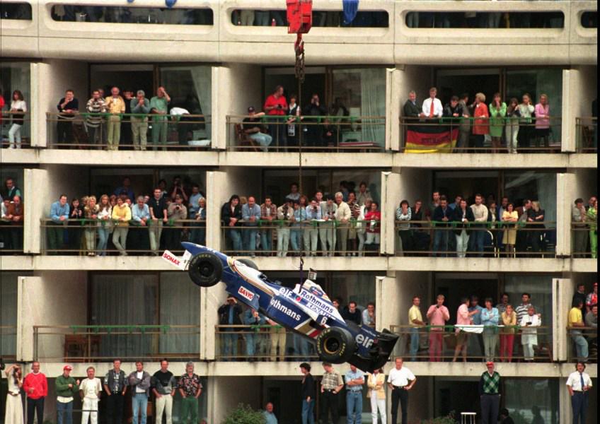 Začetek dirke za VN Monaka 1996 je predvidel 22 dirkačev na štartu, a je Andrea Montermini razbil svojega fortija, tako da je dirko začelo le 21 dirkačev. Od teh so le trije prečkali ciljno črto. Takole so z dvigalom odstranili williams Jacquesa Villeneuva, ki je leto dni pozneje v razburljivi sklepni dirki sezone v Jerezu osvojil svoj edini naslov svetovnega prvaka. To je bil tudi zadnji naslov prvaka za Williams. Kanadčan je VN Monaka 1996 po trku sicer končal v 64. krogu. Foto: AP