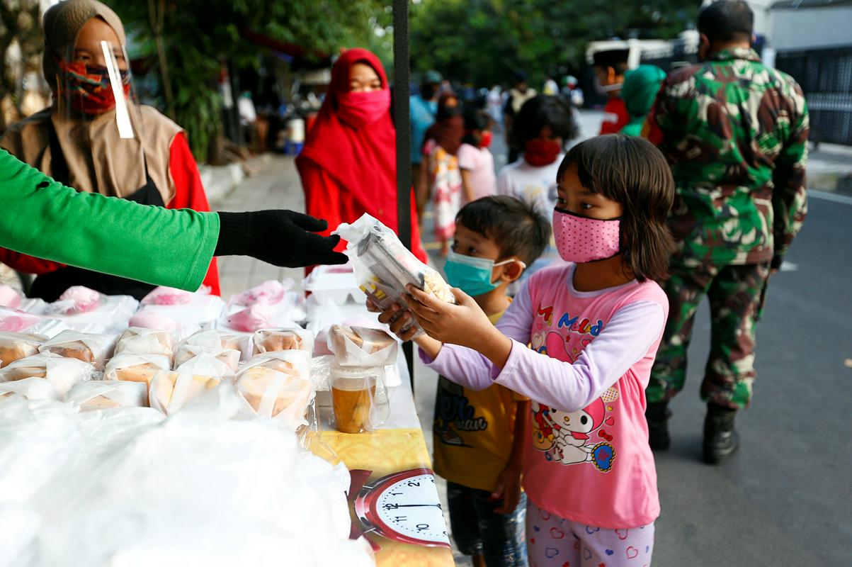 Nova realnost na ulicah Džakarte. Foto: Reuters