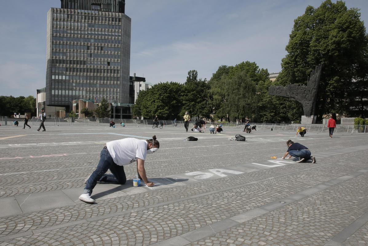 Protestniki so na tla napisali, da je Trg republike 