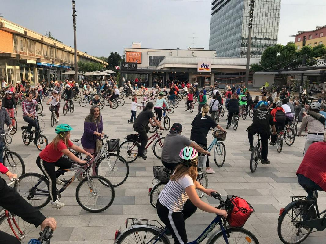 V Novi Gorici so kolesarji, ki se jih je zbralo od 100 do 150, med drugim krožili tudi po Bevkovem trgu v središču mesta. Foto: Nataša Uršič
