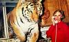 90-letna babica Dakote Johnson še vedno živi s tigri in levi