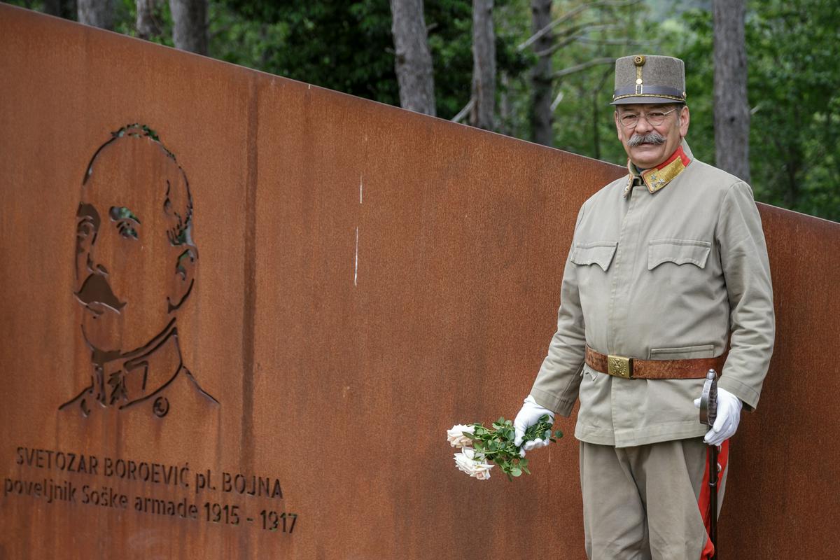 Na pobudo Društva soška fronta 1915‒1917 so konec leta 2016 na Prevalu generalu Svetozarju Boroeviću postavili pomnik. Foto: David Verlič