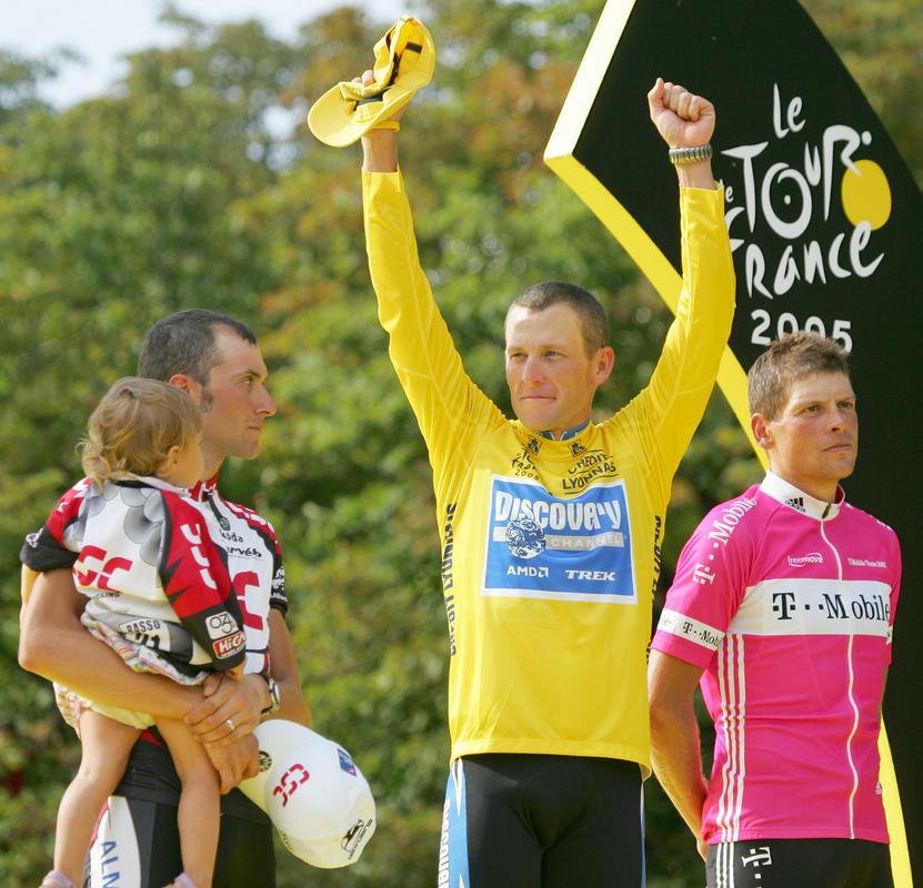 Zmagovalni oder Toura 2005 ob sedmi zaporedni zmagi Lanca Armstronga. Na eni strani Ivan Basso, na drugi Jan Ullrich. Vsi trije so bili pozneje ujeti zaradi dopinške zlorabe EPO-ja. Foto: AP