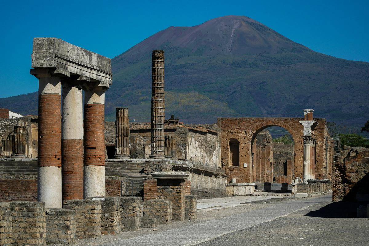 Pompeji ležijo ob vznožju Vezuva, ki je izbruhnil leta 79 našega štetja in celotno mesto pokopal pod vulkanskim prahom in pepelom. Foto: MMC RTV SLO