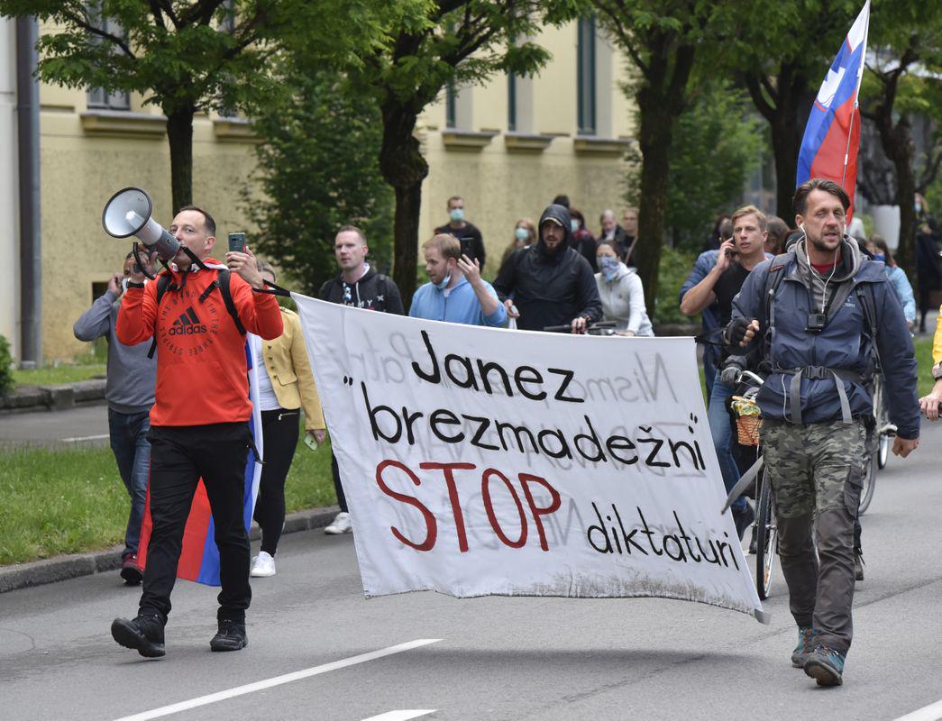 Janševi privrženci in premier sam na Twitterju redno napadajo tudi protestnike. Foto: BoBo